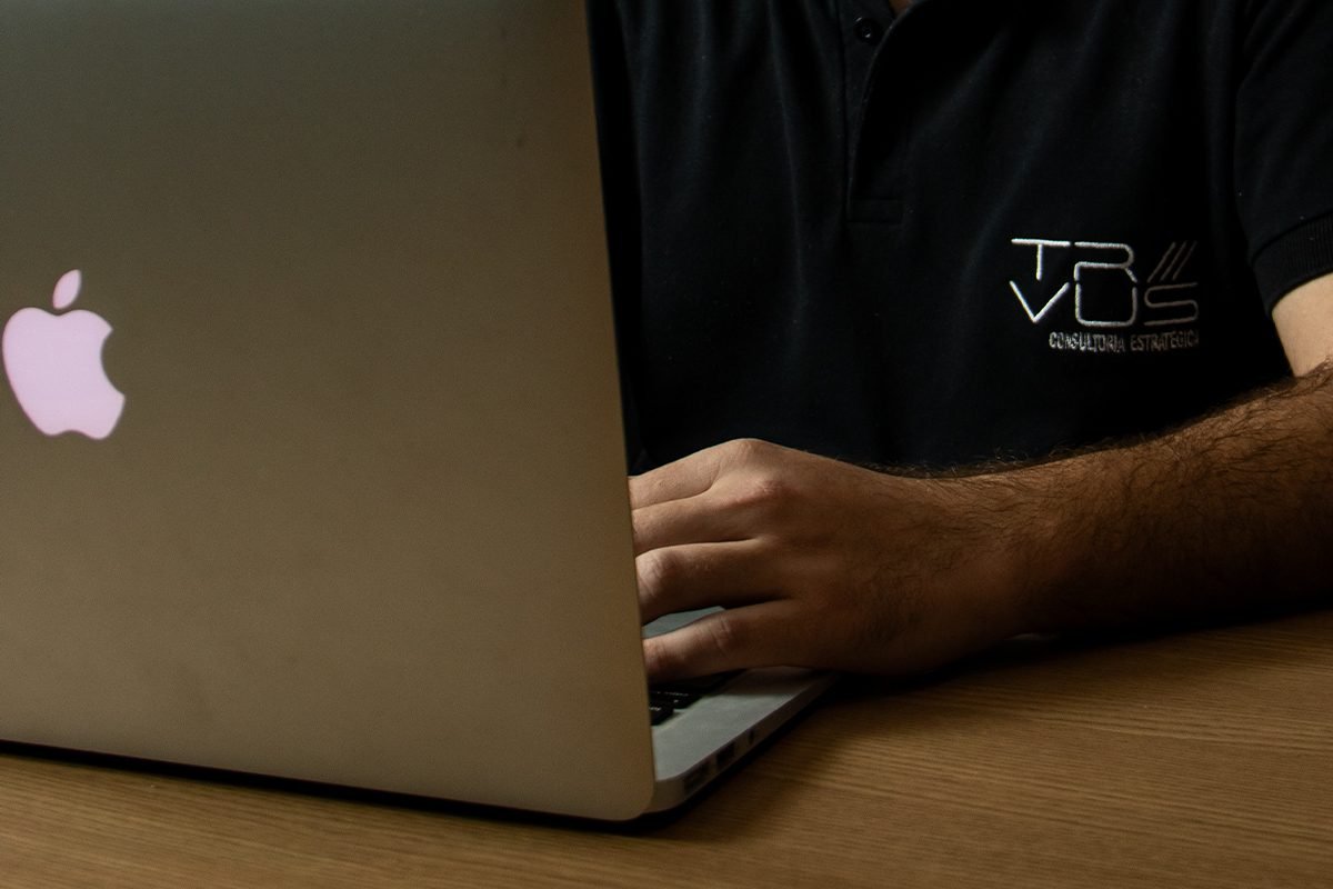 Consultor TRIVUS trabalhando no notebook